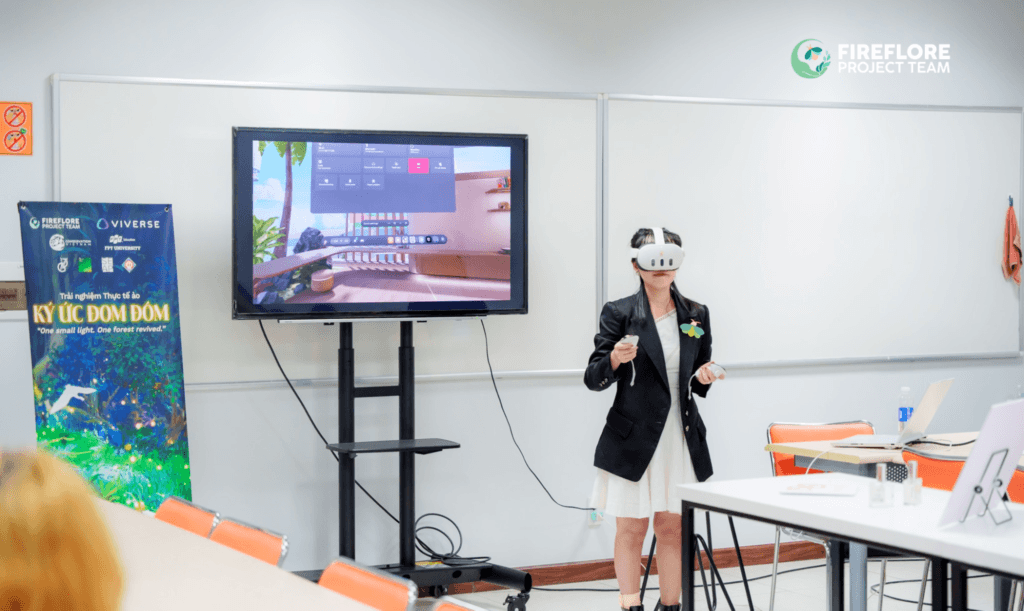 MinHang demonstrates the Firefly Memories VR world live to Digital Design students at FPT University Can Tho