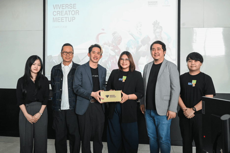 VIVERSE and Bangkok University representatives exchange a gift at the Creator Meetup