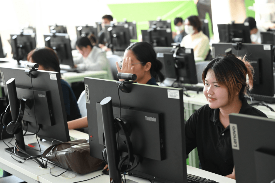 Bangkok University student smiling while working on VIVERSE during the Creator Meetup workshop