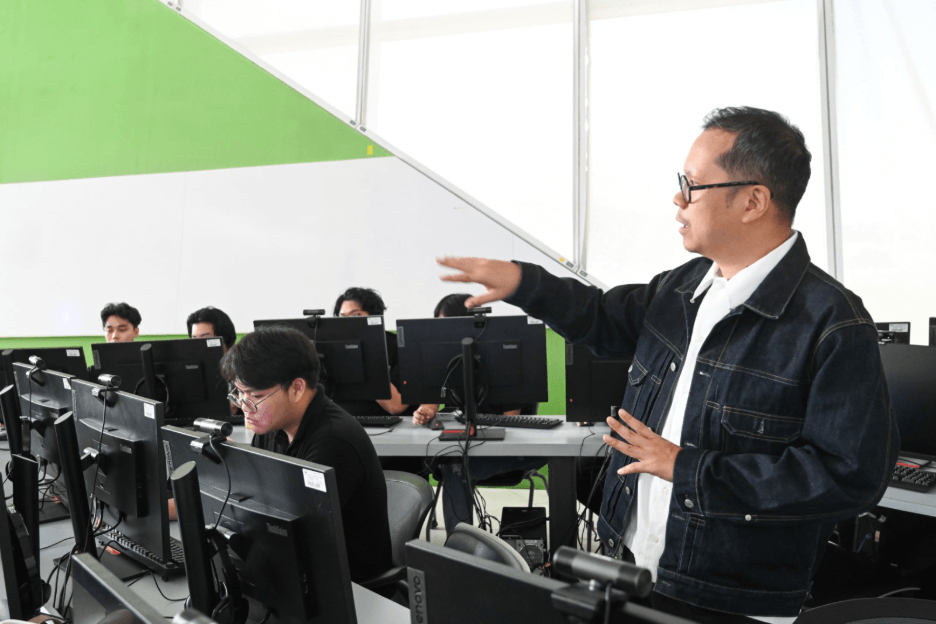 Bangkok University faculty member addressing students during the VIVERSE Creator Meetup